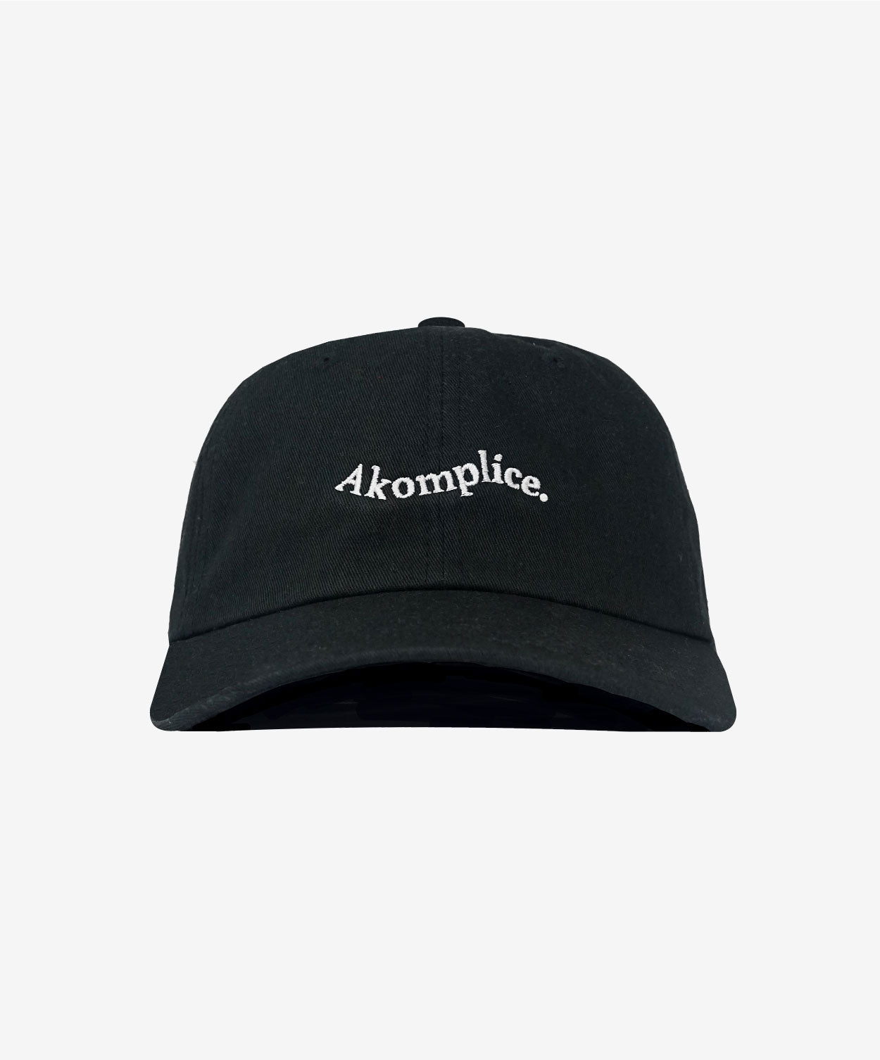 Black cap with 'Akomplice' logo on a light gray background