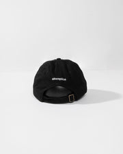 Black cap with 'akomplice' logo on a white background