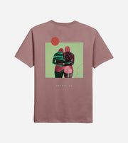 Mauve t-shirt with a graphic of two people hugging on a green background, featuring the brand 'akomplice'.